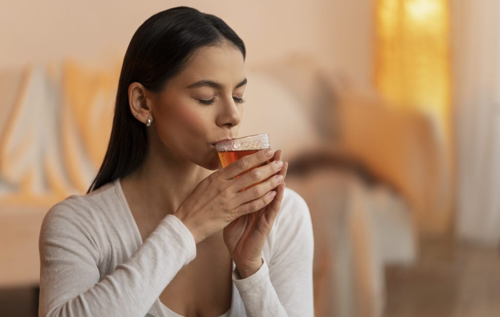tiro-medio-mujer-bebida